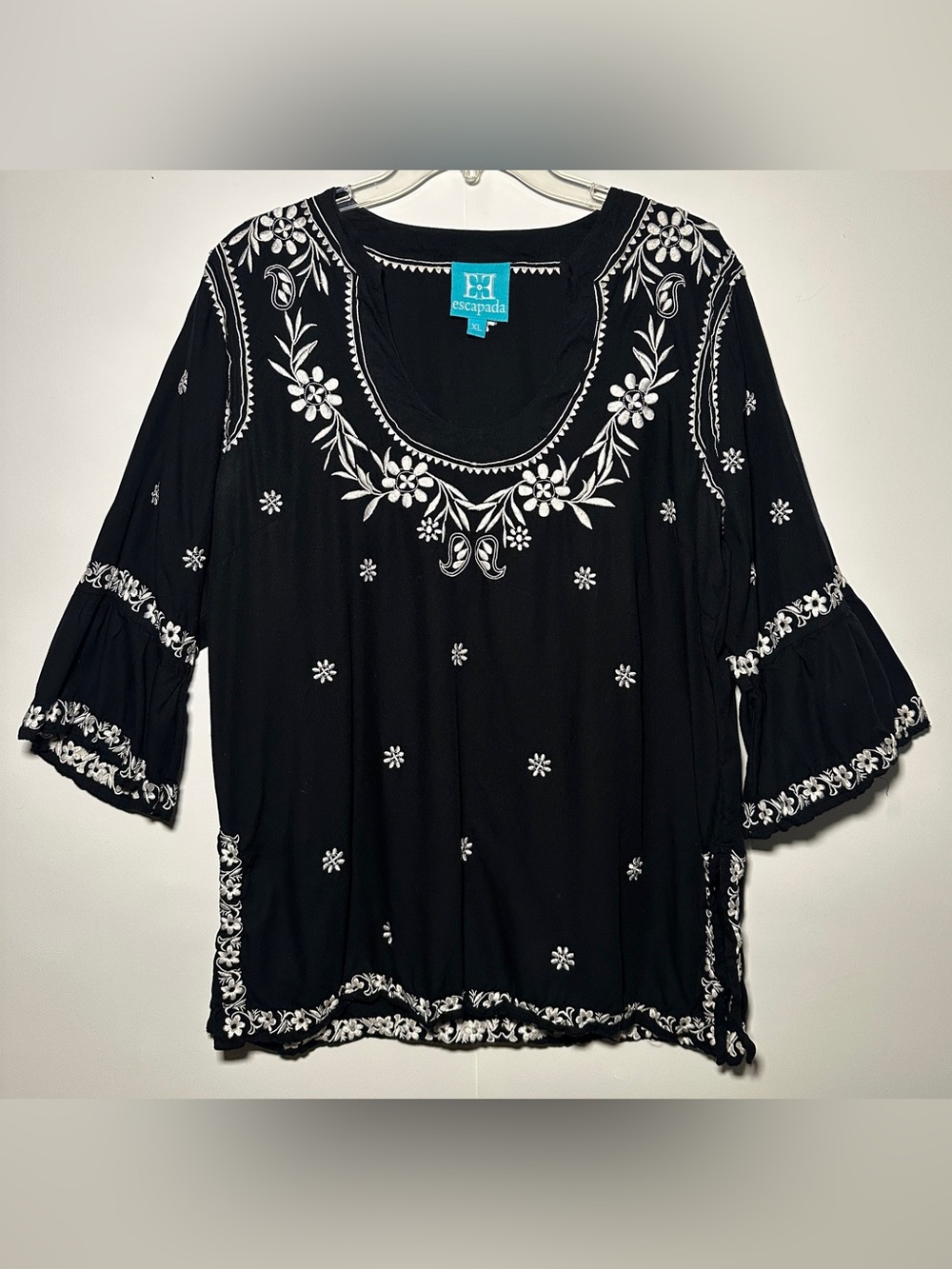 Escapada Black Embroidered Scoop Neck Women's Top